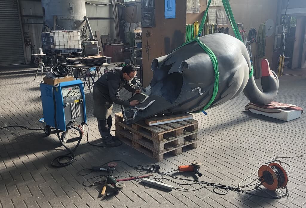 Black Swan - Metallbearbeitung mit Feingefühl Black Swan - Metallbearbeitung mit Feingefühl