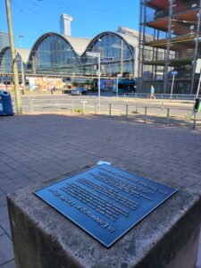 Gedenkplatte aus Bronze am Hauptbahndhof Frankfurt