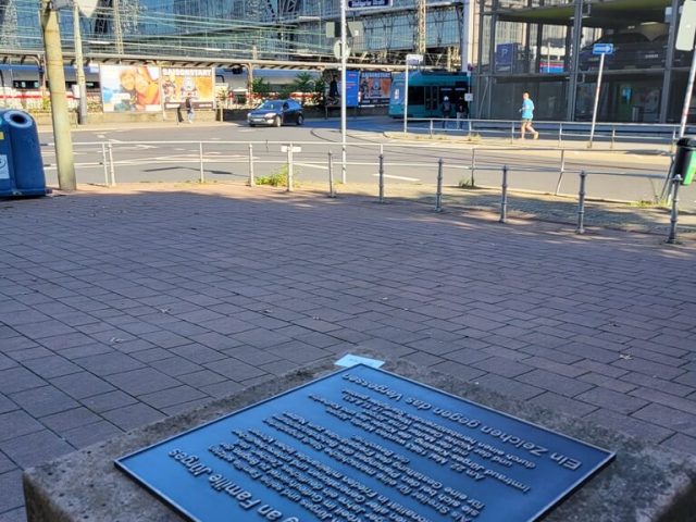Gedenkplatte aus Bronze am Hauptbahndhof Frankfurt Gedenkplatte aus Bronze am Hauptbahndhof Frankfurt