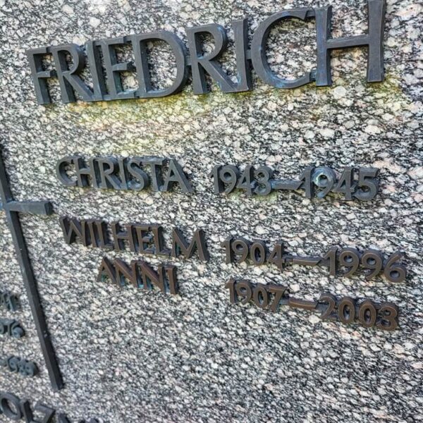 Grabsteininschrift aus Bronze Grabsteininschrift aus Bronze