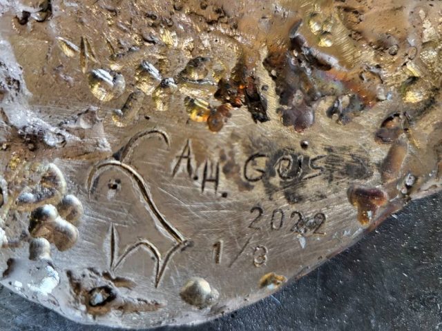 Signatur im Bronzeguss Signatur im Bronzeguss