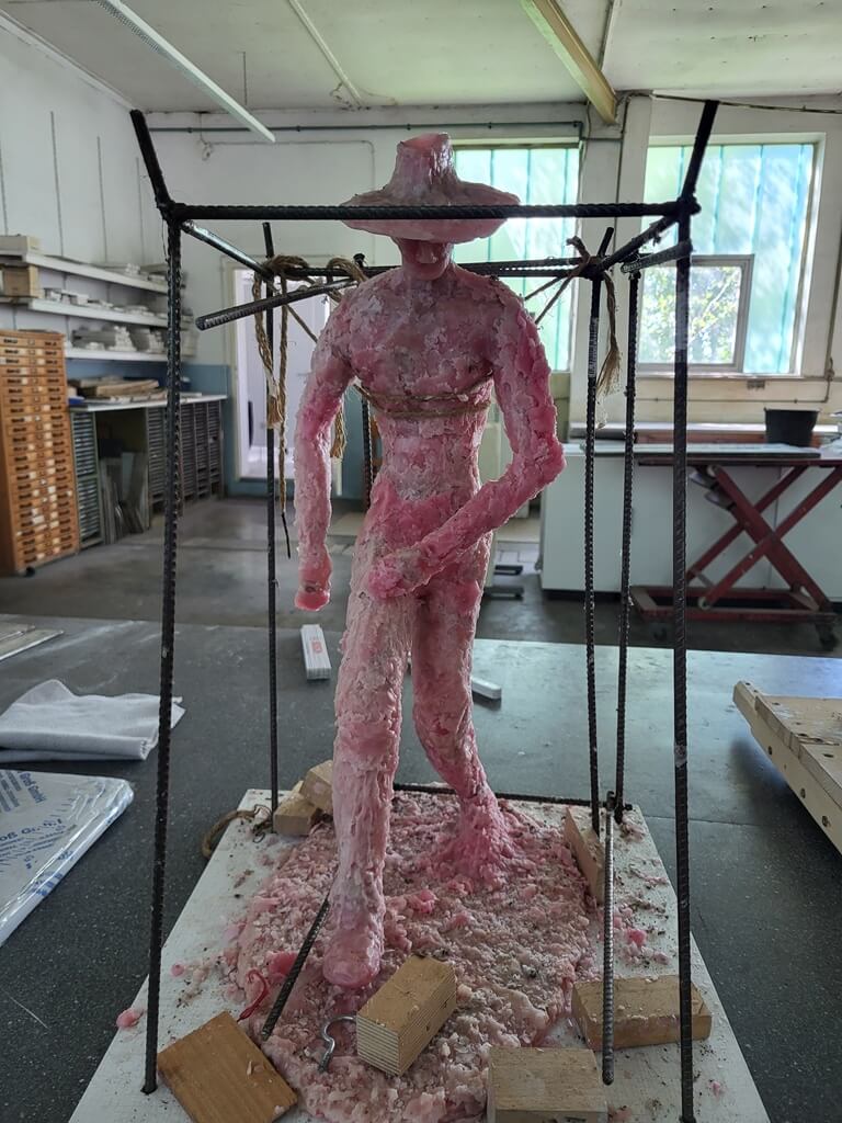 Wachsmodell Künstler vor Bronzeguss